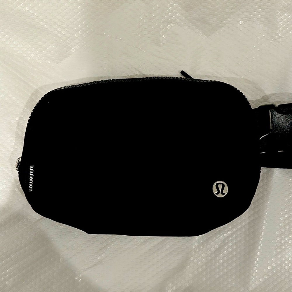 Lululemon everywhere belt bag. 1L. Black.